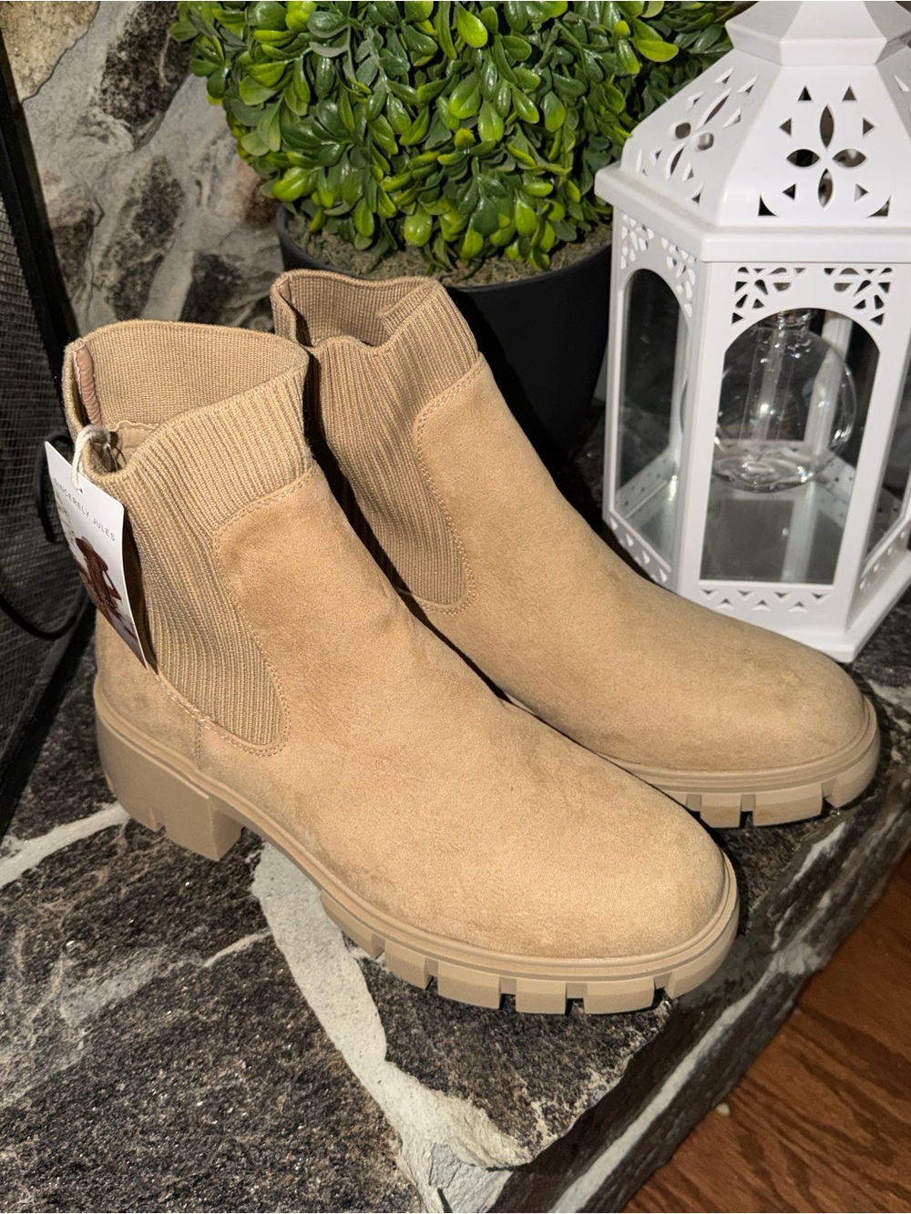 NWT Sincerely Jules Women’s Tan Suede Chelsea Lug Sole Boot - Sz 9